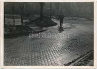 cca 1933 Kinszki Imre (1901-1945) budapesti fotóművész hagyatékából jelzés nélküli, vintage fotóművészeti alkotás, 13x18 cm