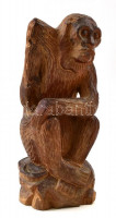 Majom faragott keményfa szobor, m: 13 cm
