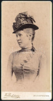 cca 1880 Balogh Sophie, keményhátú fotó Koller Károlya budapesti műterméből, hátoldalon feliratozva, 16,5×8,5 cm