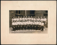 1931 A Dobó Katica Gimnázium nyertes tornászcsapata, kartonra kasírozott fotó, 10,5×17 cm