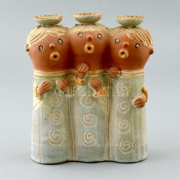 Kiss Roóz Ilona (1920-2010): Figurális gyertyatartó, mázas kerámia, kézzel festett, jelzett, hibátlan, m: 20 cm