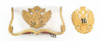 XIX. sz. vége körül, Osztrák-Magyar Monarchia, Cs. és Kir. 16. gróf Alexander von Üxküll-Gyllenband Huszárezred tisztjének tölténytáskája (kartus) és csákó jelvénye (sapkajelvény). Tölténytáska bordó bőrbevonattal, fém