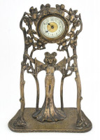 Art nouveau asztali óra. Ezüstözött alpakka, gyümölcsfák között kapaszkodó nőalakot megformáló kompozícióval, jelzés nélkül, szerkezete nem működik. Kopással, m: 28 cm