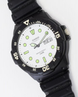 Casio kvarc karóra, műanyag szíjjal, dátumkijelzéssel, d: 45 mm