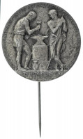 1928. Ipari Balesetek és Foglalkozási Betegségek V. Nemzetközi Nagygyűlése egyoldalas, ezüstözött fém jelvény, hátoldalán ARKANZAS BUDAPEST gyártói jelzéssel. Szign.: Reményi József (1887-1977) (28mm) T:AU patina